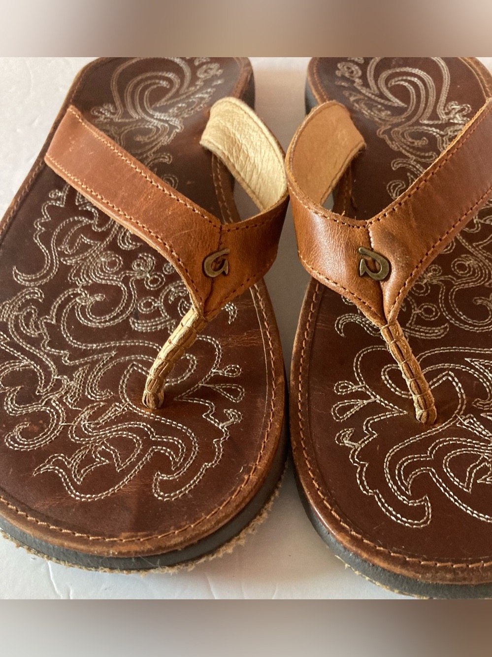 OluKai Womans SZ 8 Brown Leather Thong Sandals with Embroidered Footbed - Picture 9 of 11